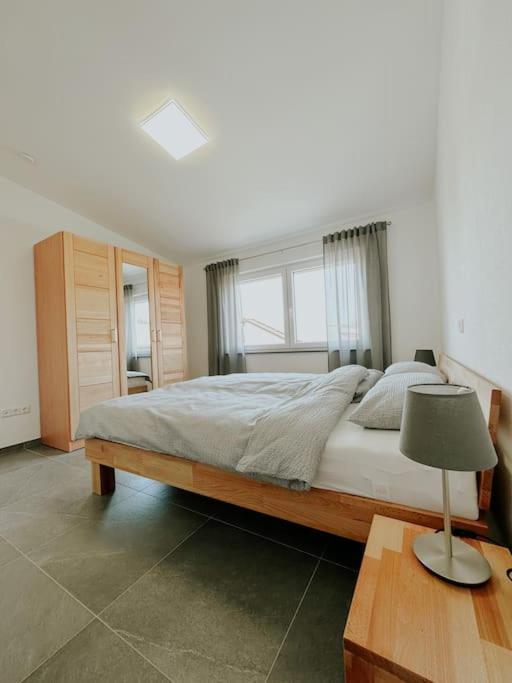 Apartment 100 Qm Im Weindorf - Balkon/Garage Aspisheim Eksteriør billede
